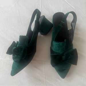 Green Velvet Bow Shoes EUC size 9